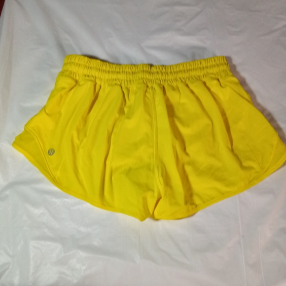 Lululemon Hotty Hot Low-Rise Lined Short 2.5" Bright Yellow  Size 8 - Picture 5 of 12